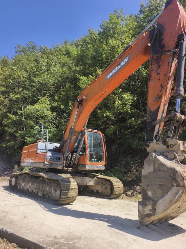 Used Doosan DX220 Excavator 2015 Model / 8
