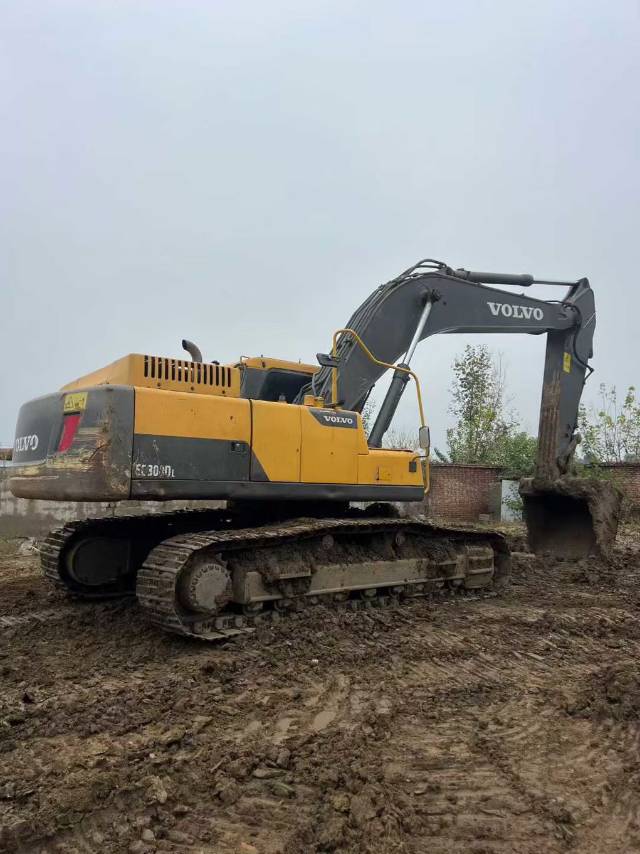 Used Volvo EC300DL Excavator 2018 Model / 3