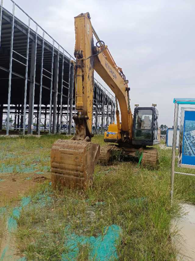 Used Hyundai R225LVS Excavator 2018 Model / 4