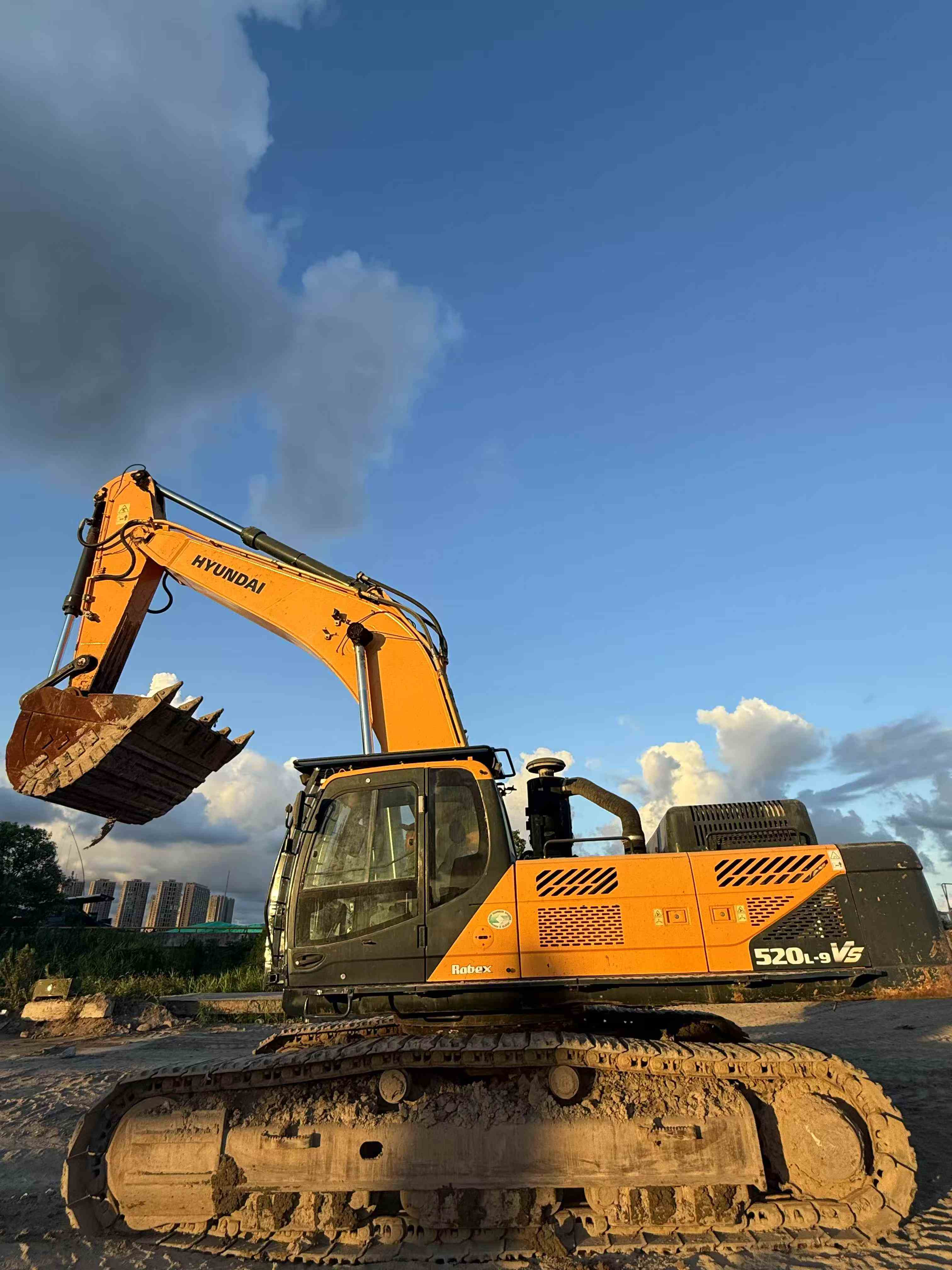 Used Hyundai R520L-9VS Excavator 2021 Model / 2