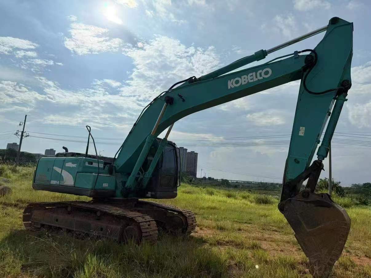 Used Kobelco SK200 Excavator 2011 Model / 2