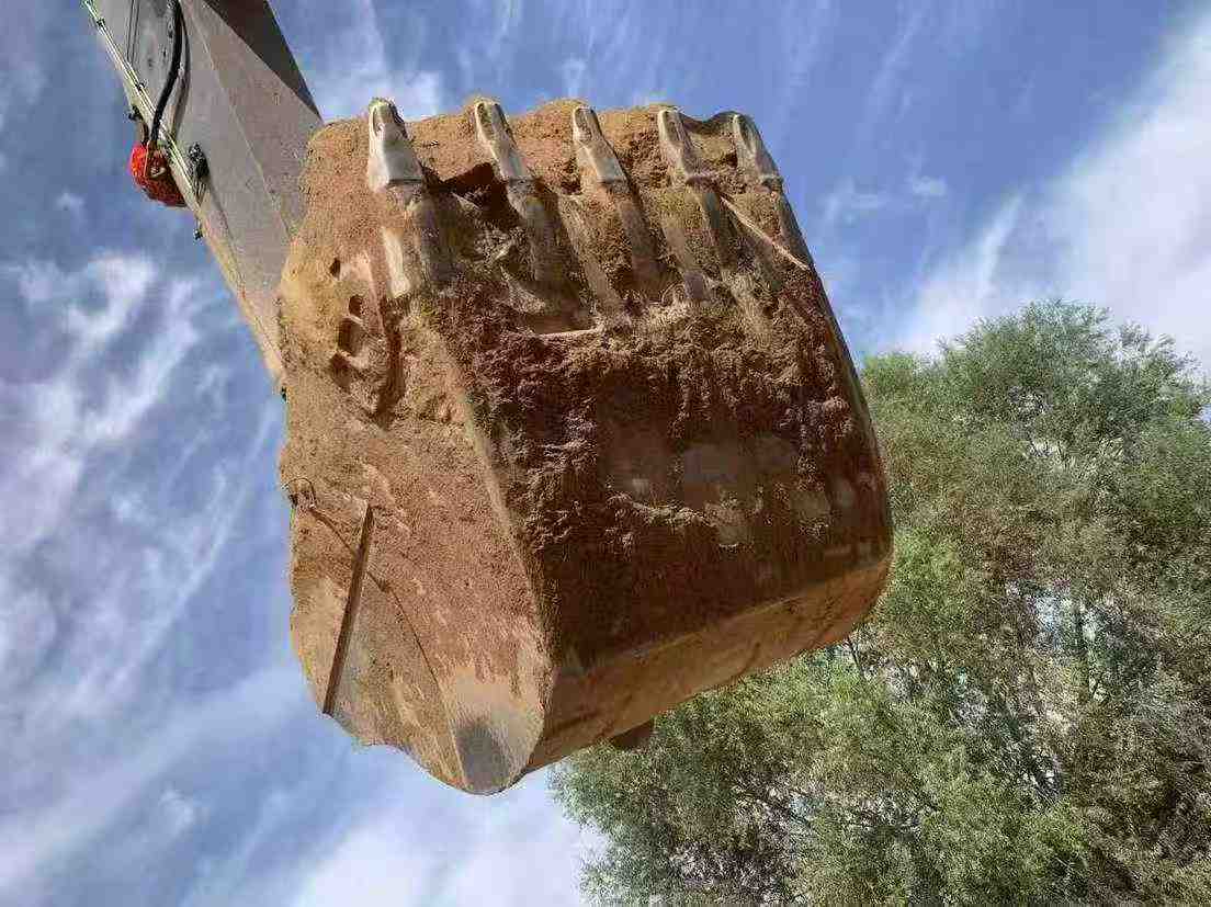 Used Volvo EC240 Excavator 2016 Model / 9