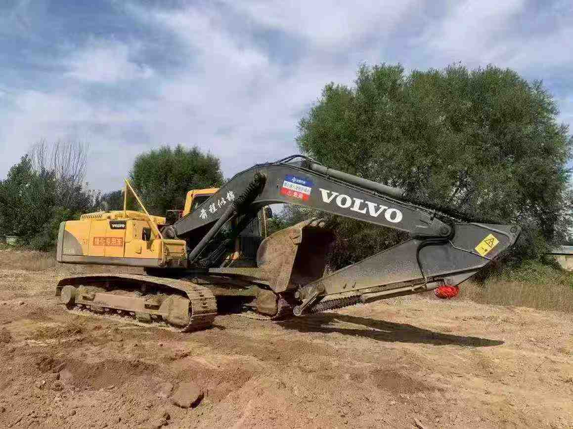 Used Volvo EC240 Excavator 2016 Model / 3