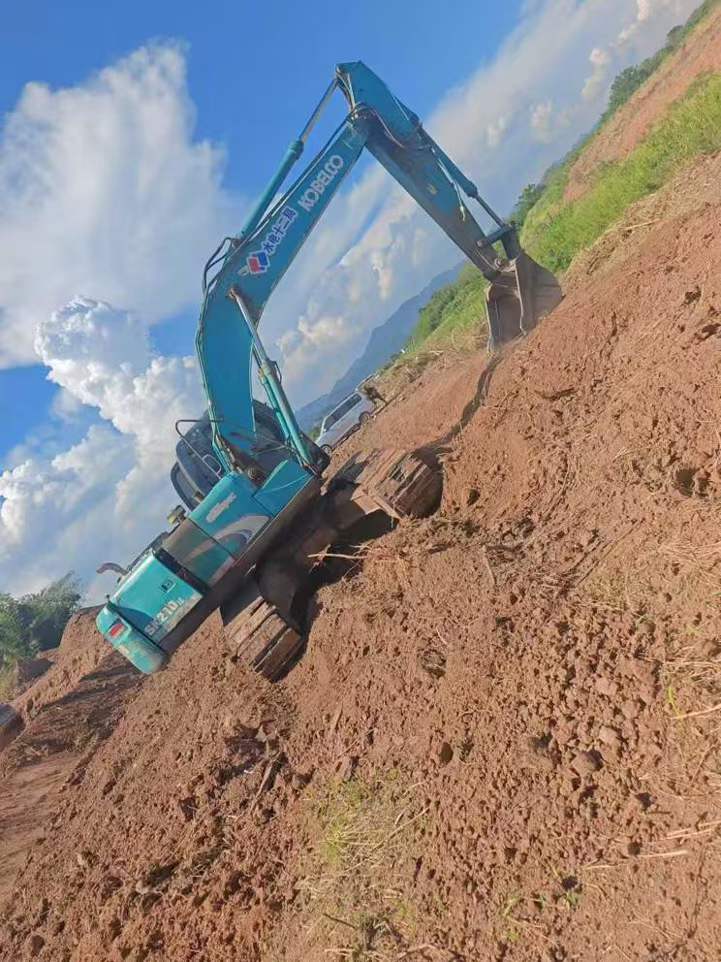 Used Kobelco SK210 Excavator 2016 Model / 3