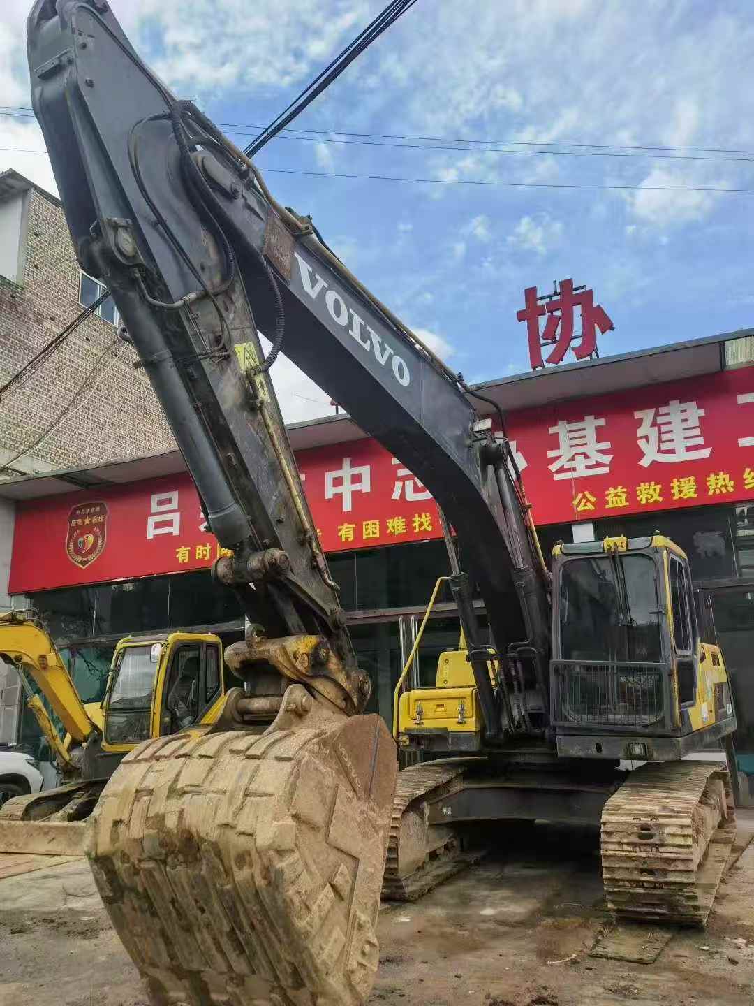 Used Volvo EW210C Excavator 2011 Model / 3