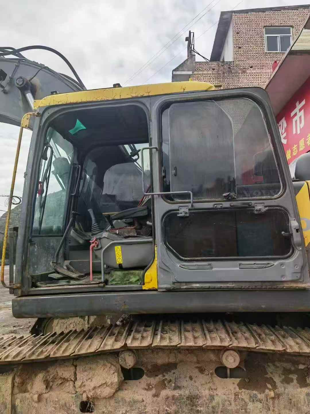 Used Volvo EW210C Excavator 2011 Model / 8