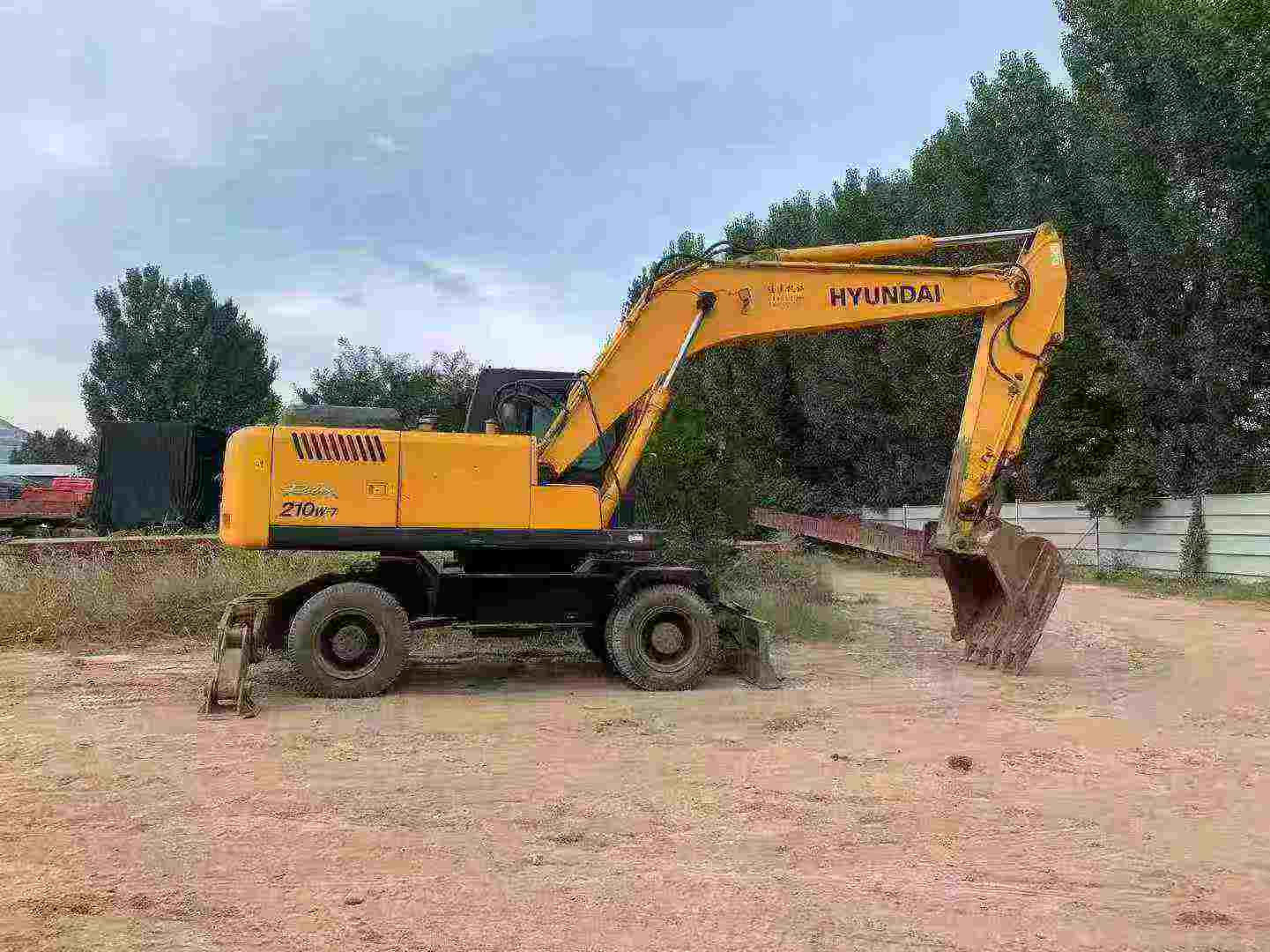 Used Hyundai R210-7 Excavator 2013 Model / 4