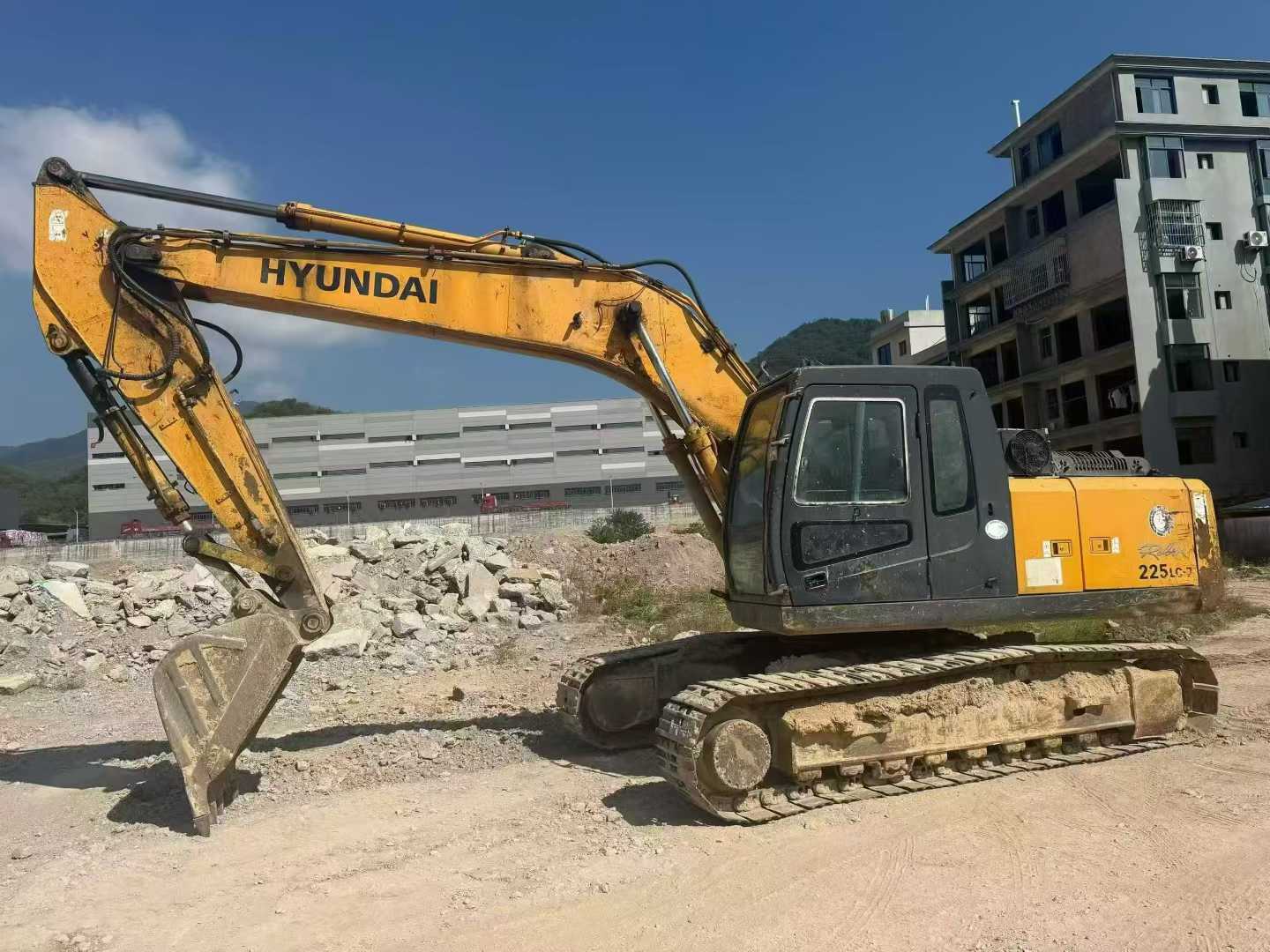 Used Hyundai R225-7 Excavator 2016 Model / 7