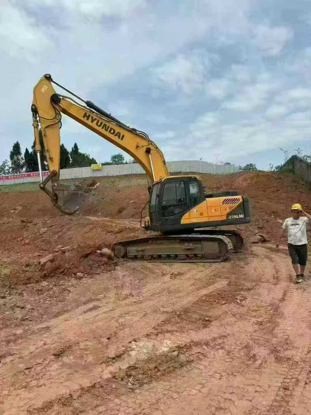 Used Hyundai R225LVS Excavator 2019 Model / 3