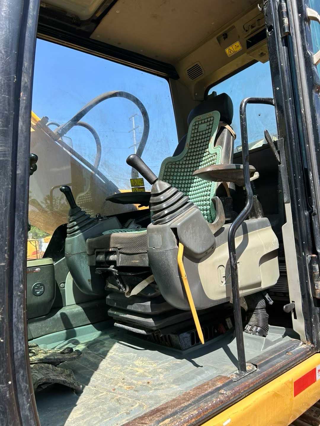 Used Caterpillar 323DL Excavator 2013 Model / 4