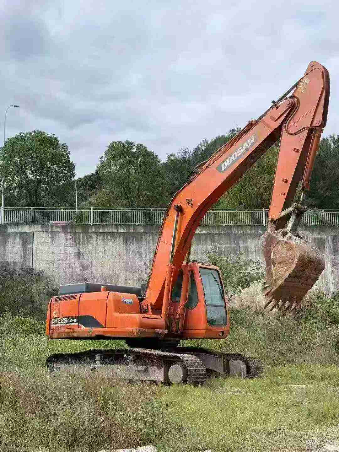 Used Doosan DH220-9E Excavator 2015 Model / 3