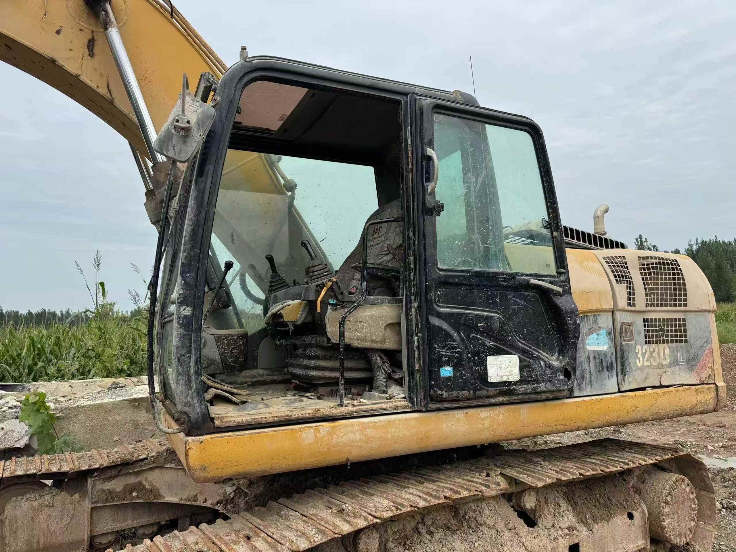 Used Caterpillar 323 Excavator 2011 Model / 9