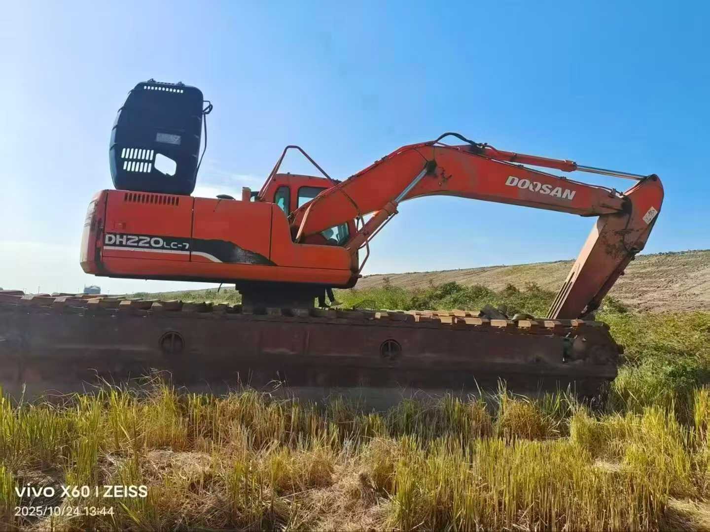 Used Doosan DH220-7 Excavator 2016 Model / 6