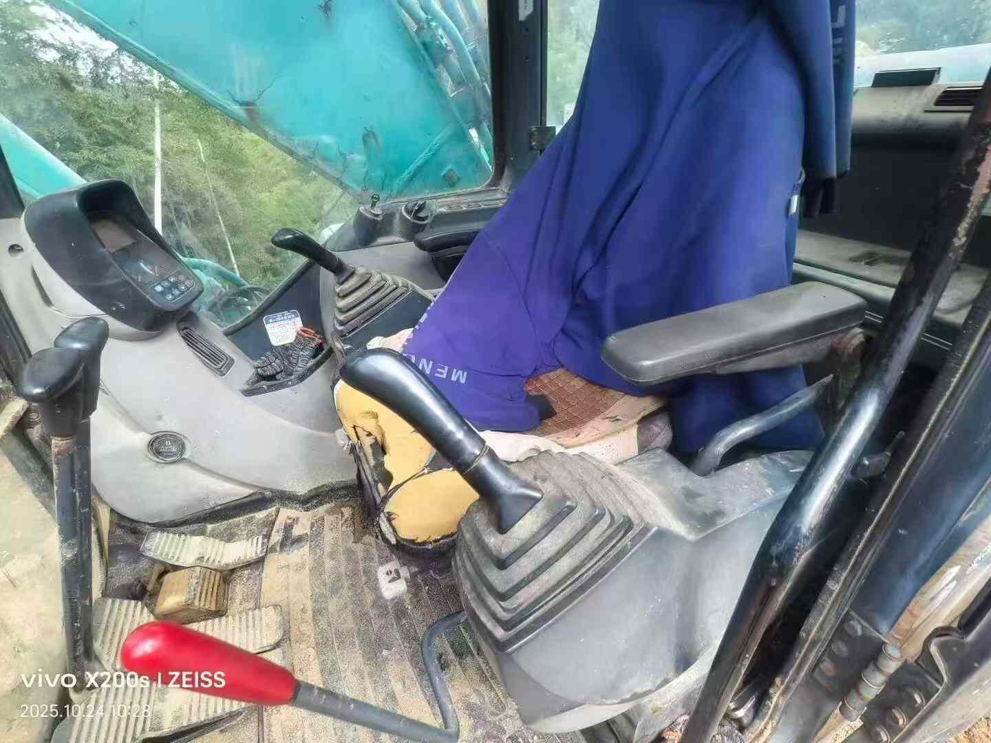 Used Kobelco SK200 Excavator 2016 Model / 6