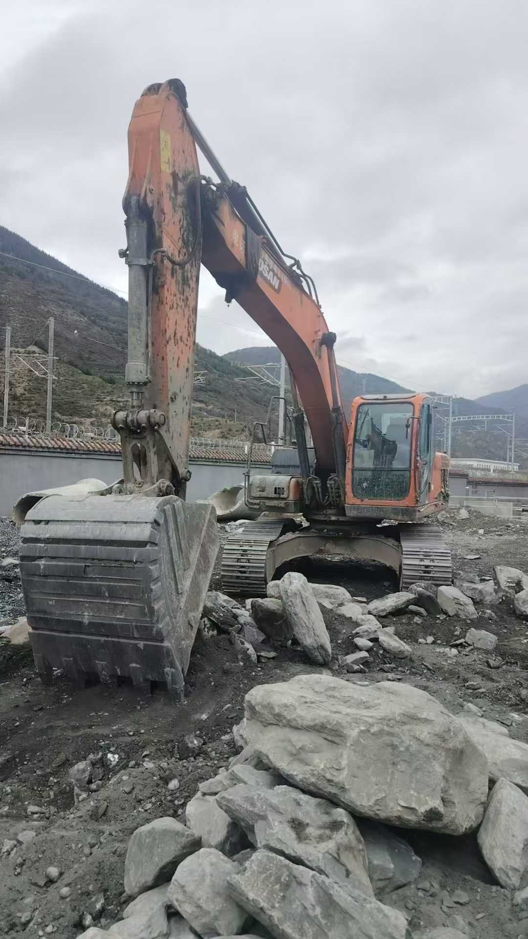 Used Doosan S225 Excavator 2017 Model / 3