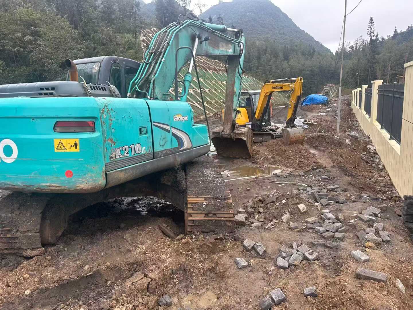 Used Kobelco SK210 Excavator 2011 Model / 3