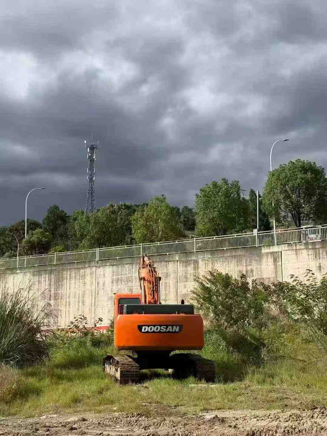 Used Doosan DH220-9E Excavator 2015 Model / 3