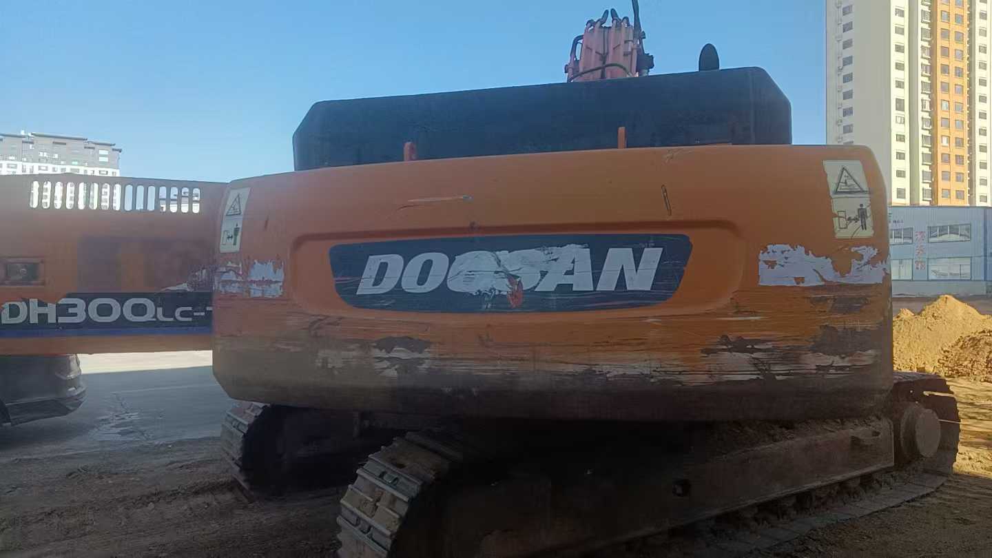 Used Doosan DL300 Excavator 2010 Model / 4
