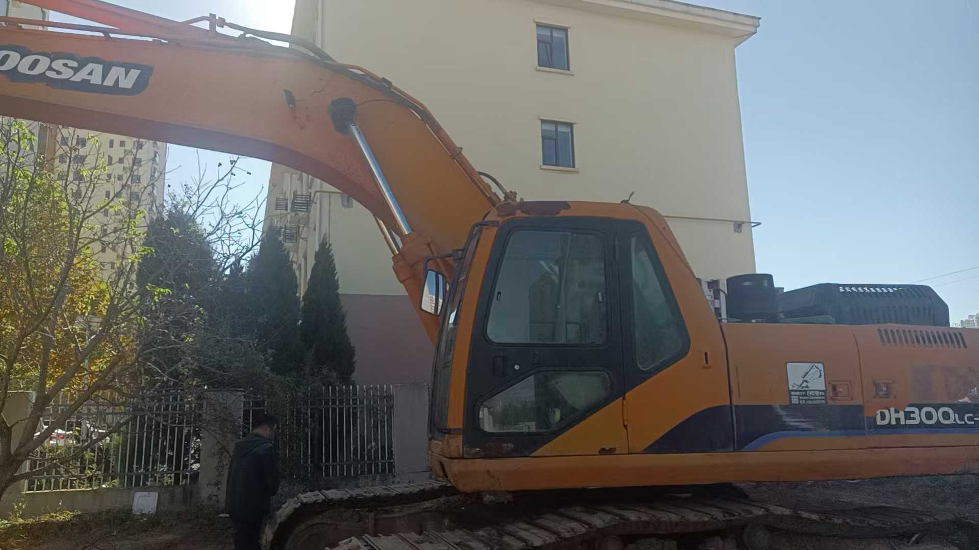 Used Doosan DL300 Excavator 2010 Model