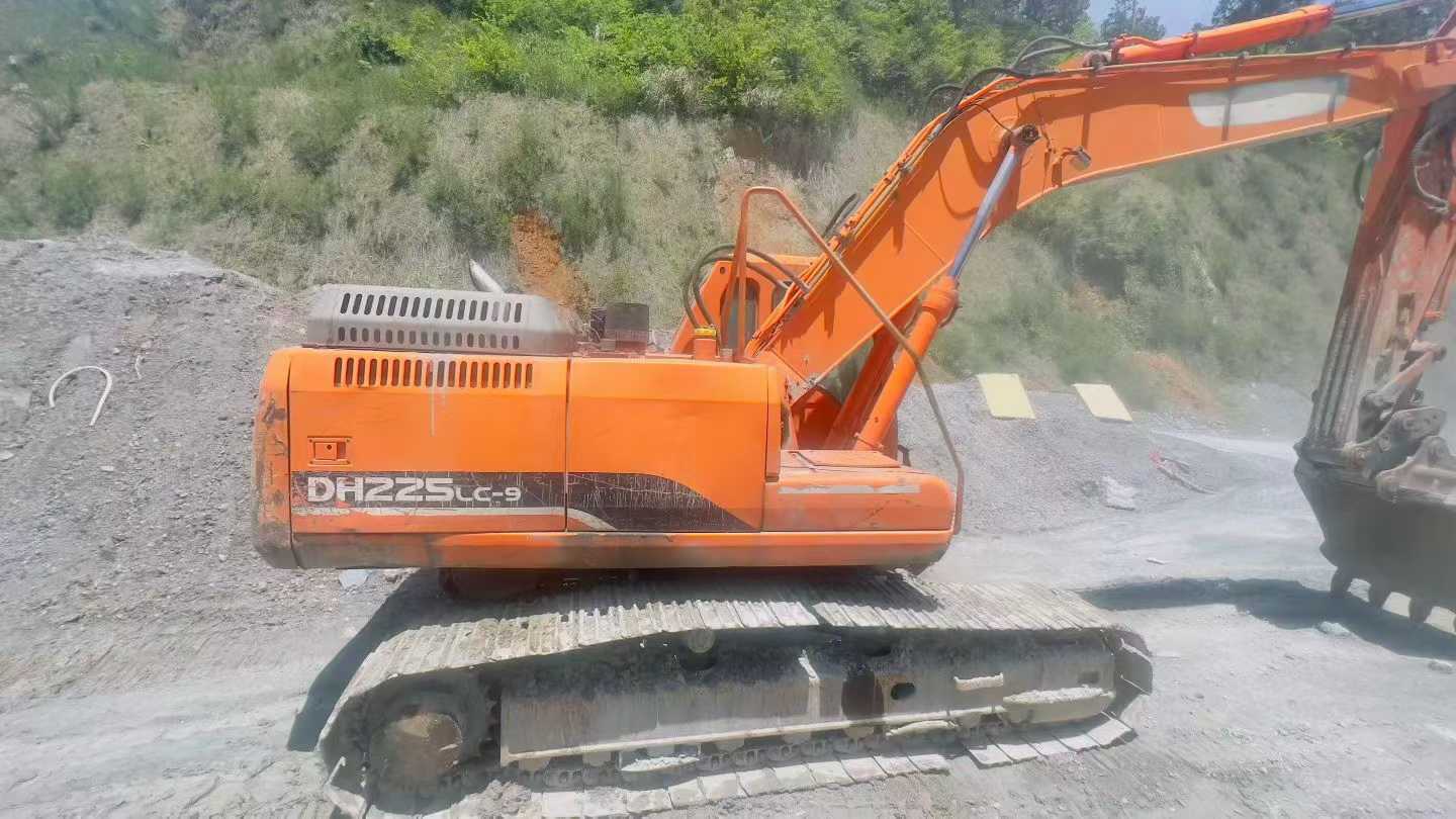 Used Doosan S225 Excavator 2016 Model / 6