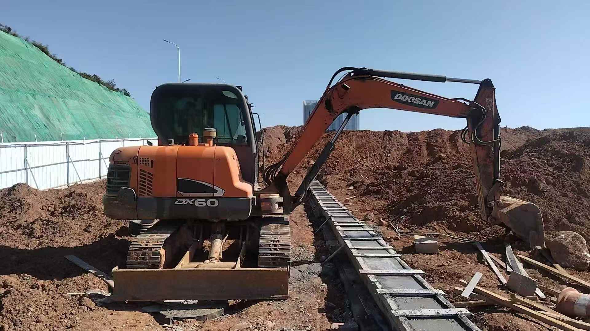 Used Doosan DX55W Excavator 2017 Model / 3