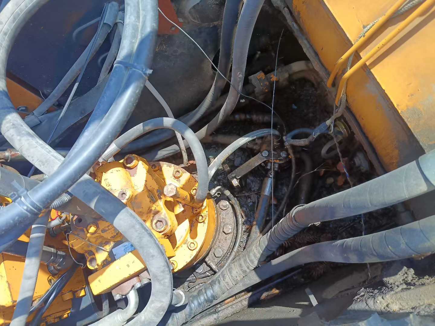 Used Hyundai R215VSN Excavator 2014 Model / 4