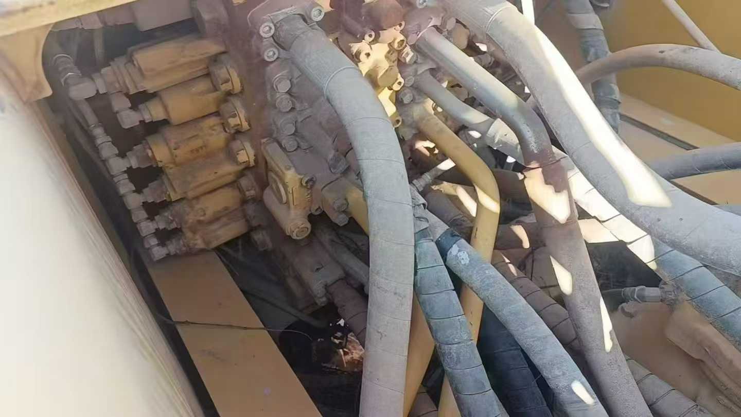 Used Komatsu PC220-8 Excavator 2014 Model / 3