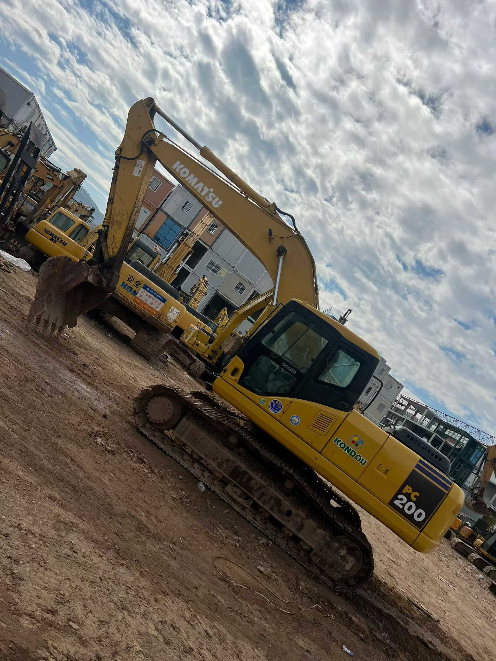 Used Komatsu PW200-7 Excavator 2016 Model / 3
