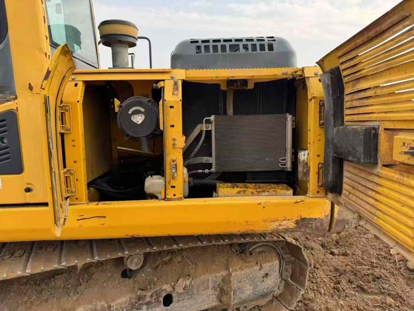 Used Komatsu PC200 Excavator 2015 Model / 8