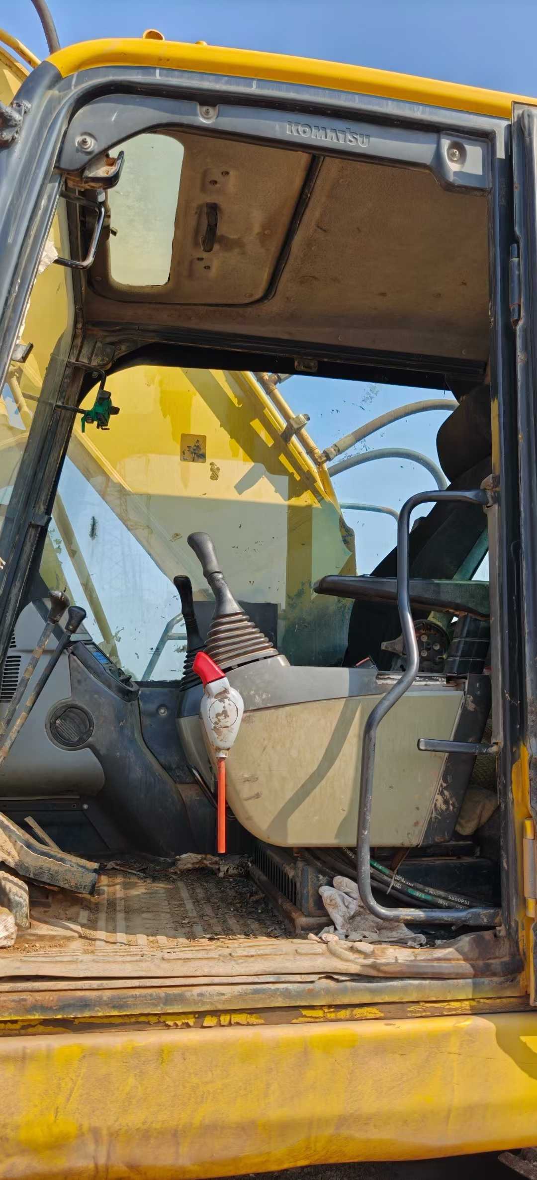 Used Komatsu PC220-8 Excavator 2016 Model / 3