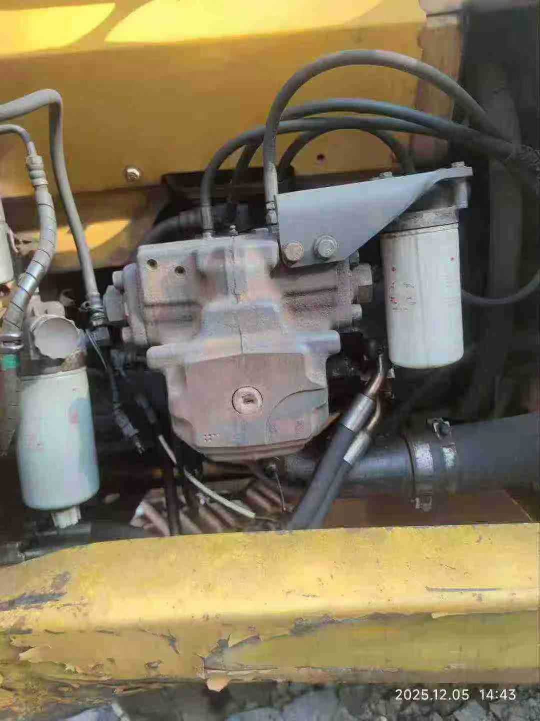 Used Komatsu PC220-8 Excavator 2016 Model / 3