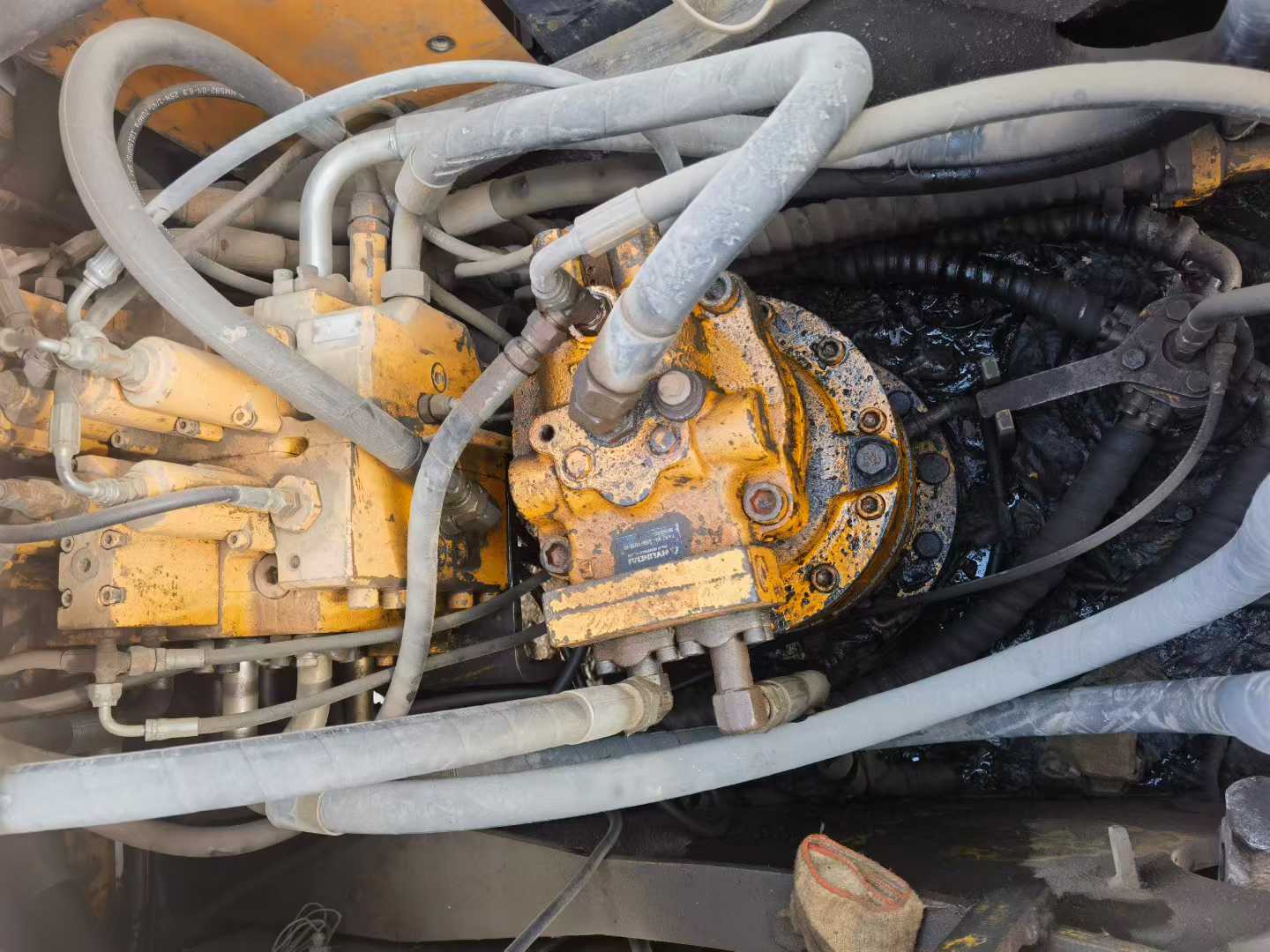 Used Hyundai R225-7 Excavator 2010 Model / 7