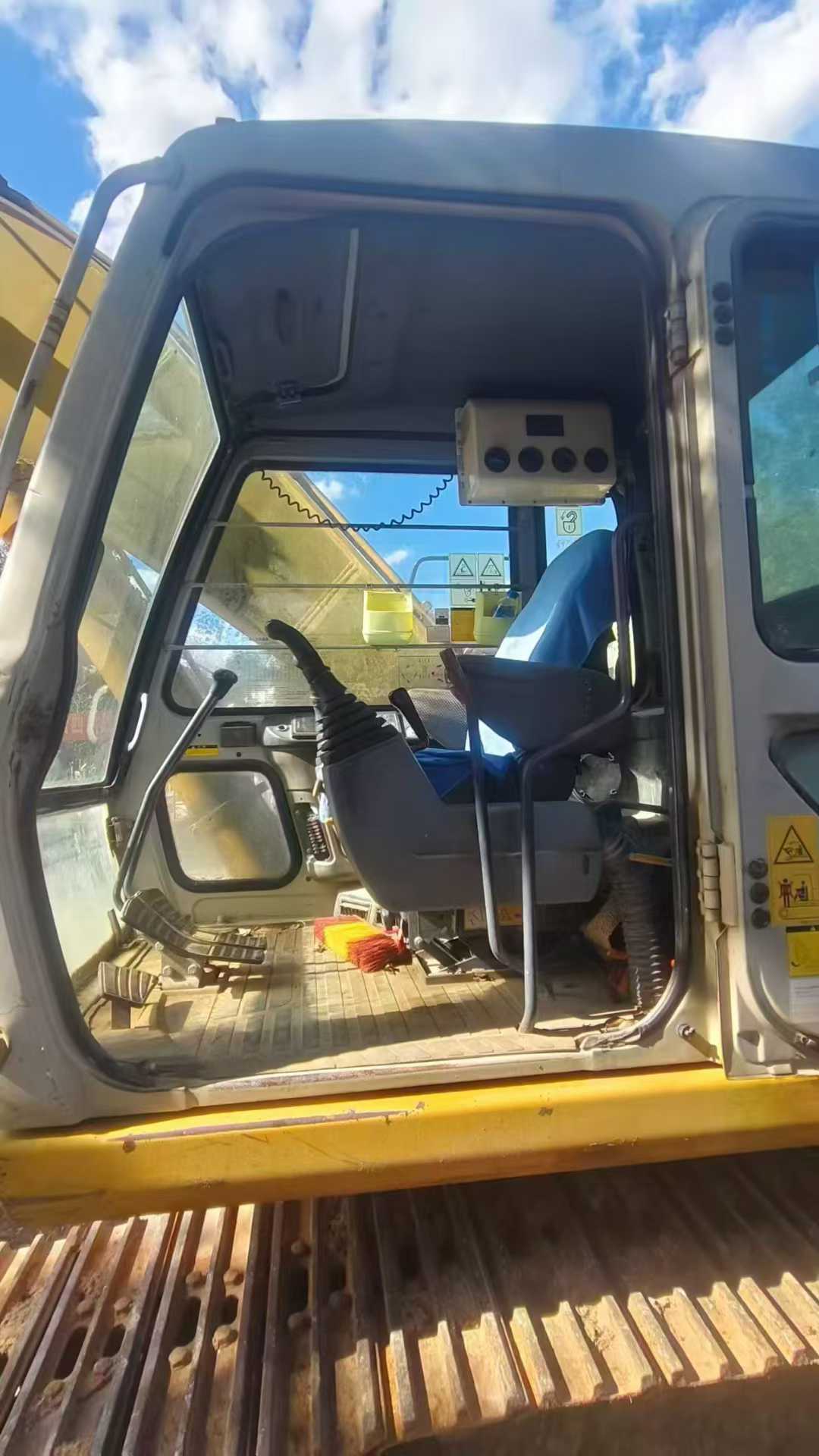 Used Kato HD1023 Excavator 2016 Model / 4