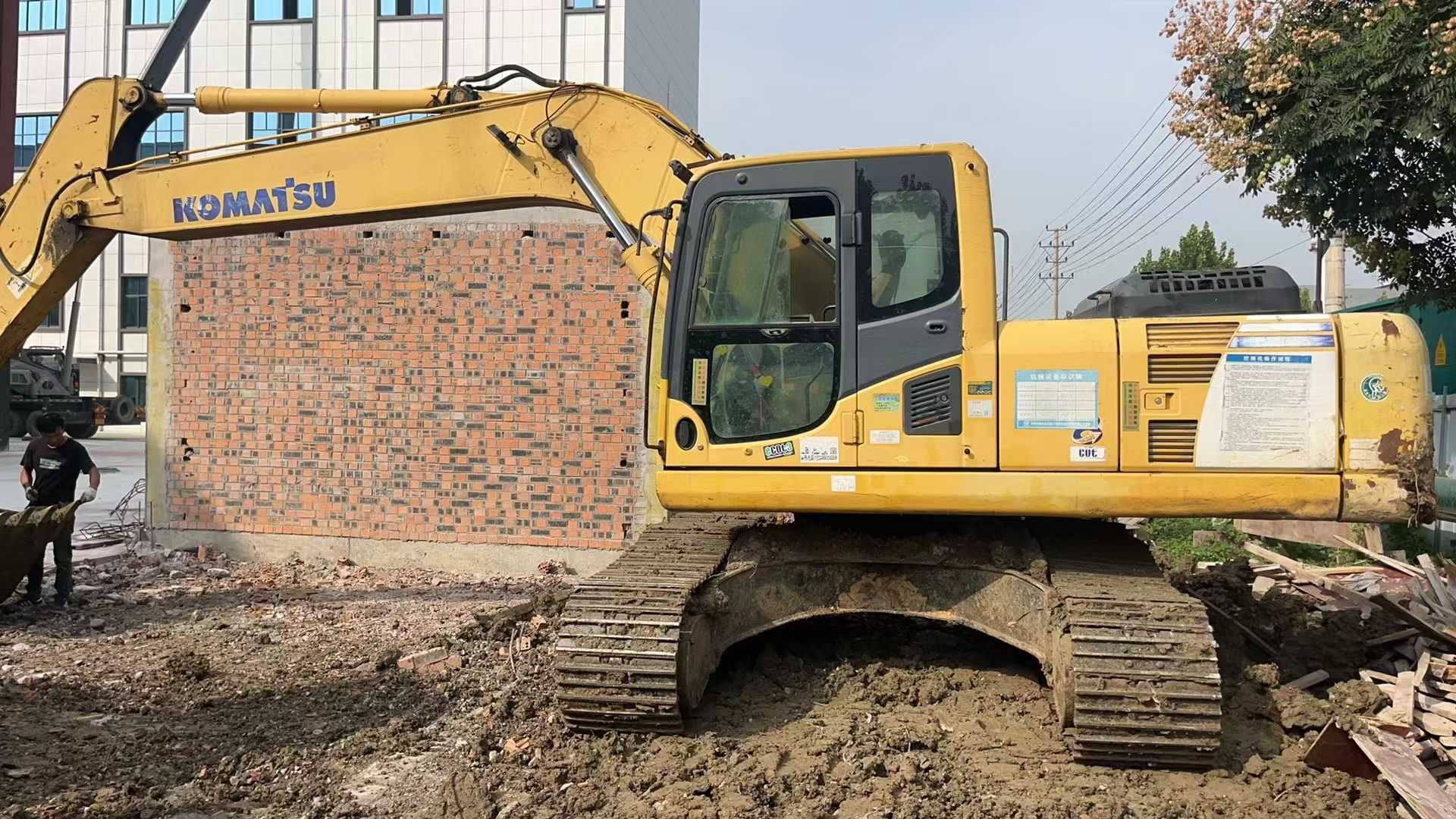 Used Komatsu PC220-8 Excavator 2011 Model