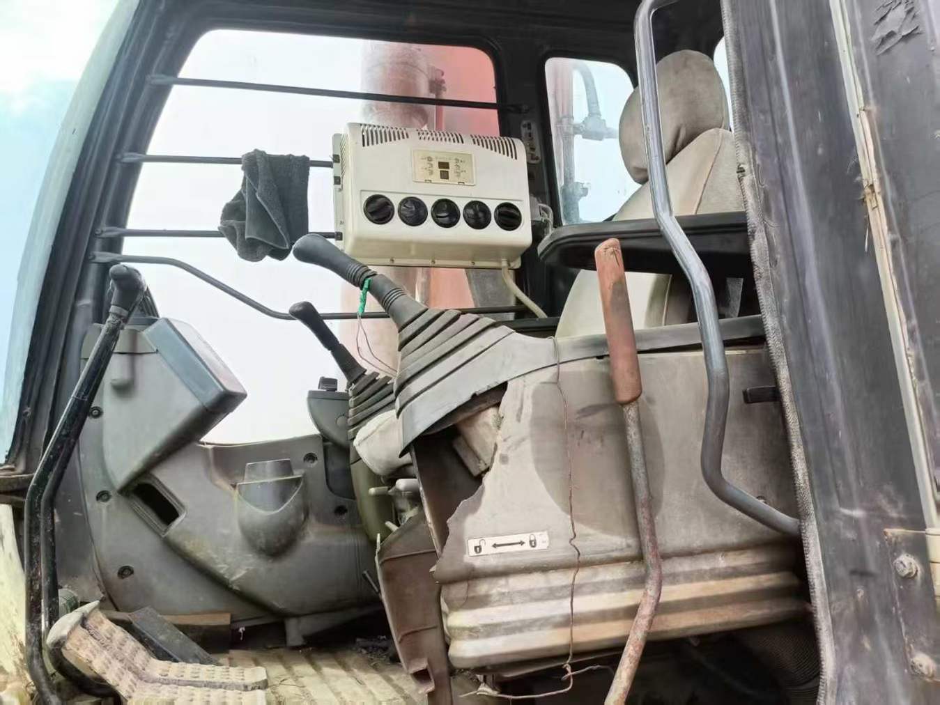 Used Hitachi ZX210-3G Excavator 2011 Model / 2