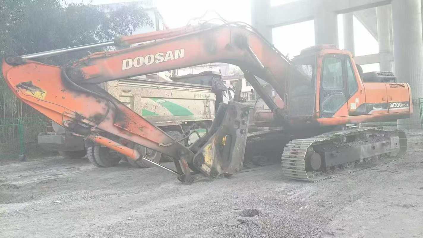 Used Doosan DL300 Excavator 2016 Model