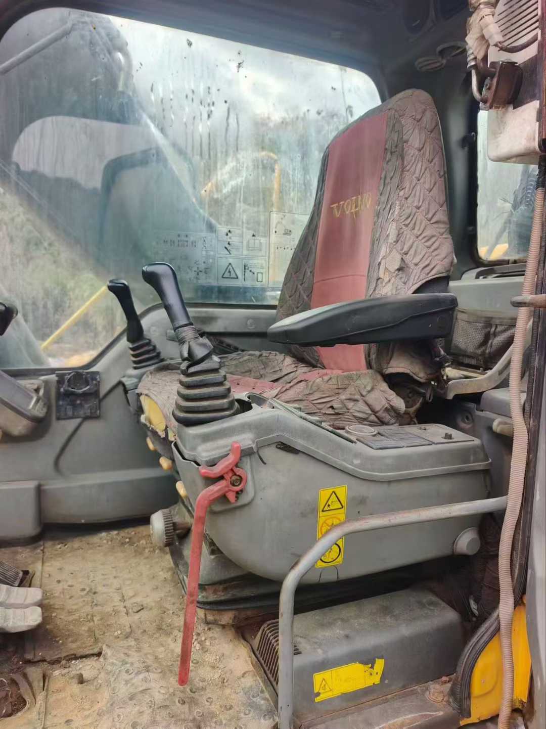 Used Volvo EW210C Excavator 2013 Model / 4