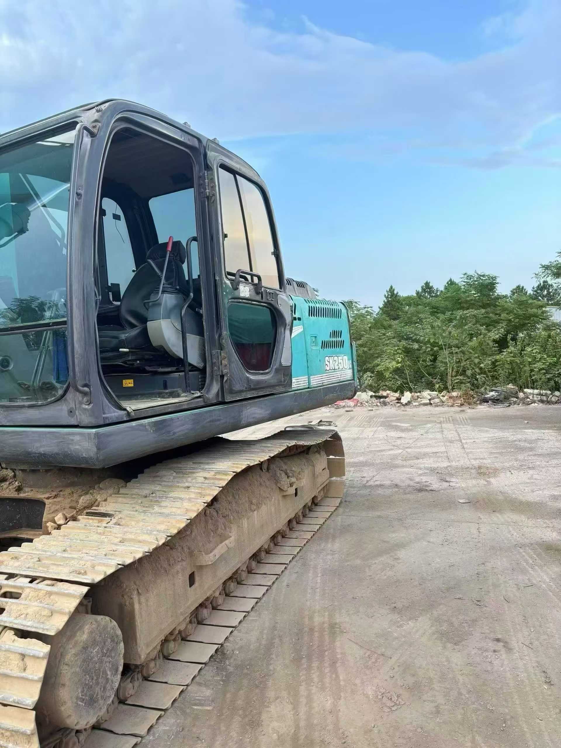 Used Kobelco SK210 Excavator 2010 Model / 4