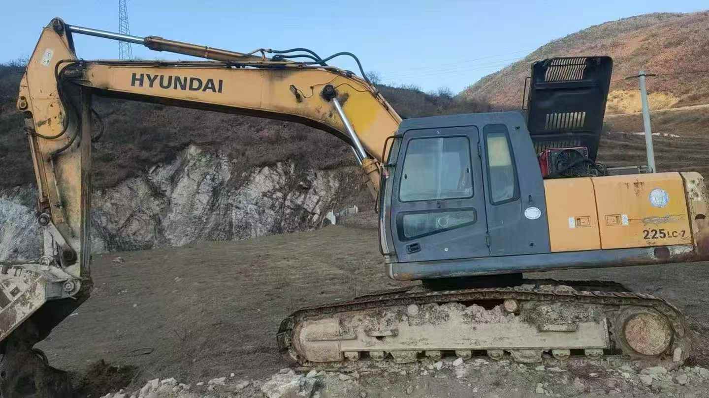 Used Hyundai R225-7 Excavator 2016 Model / 3