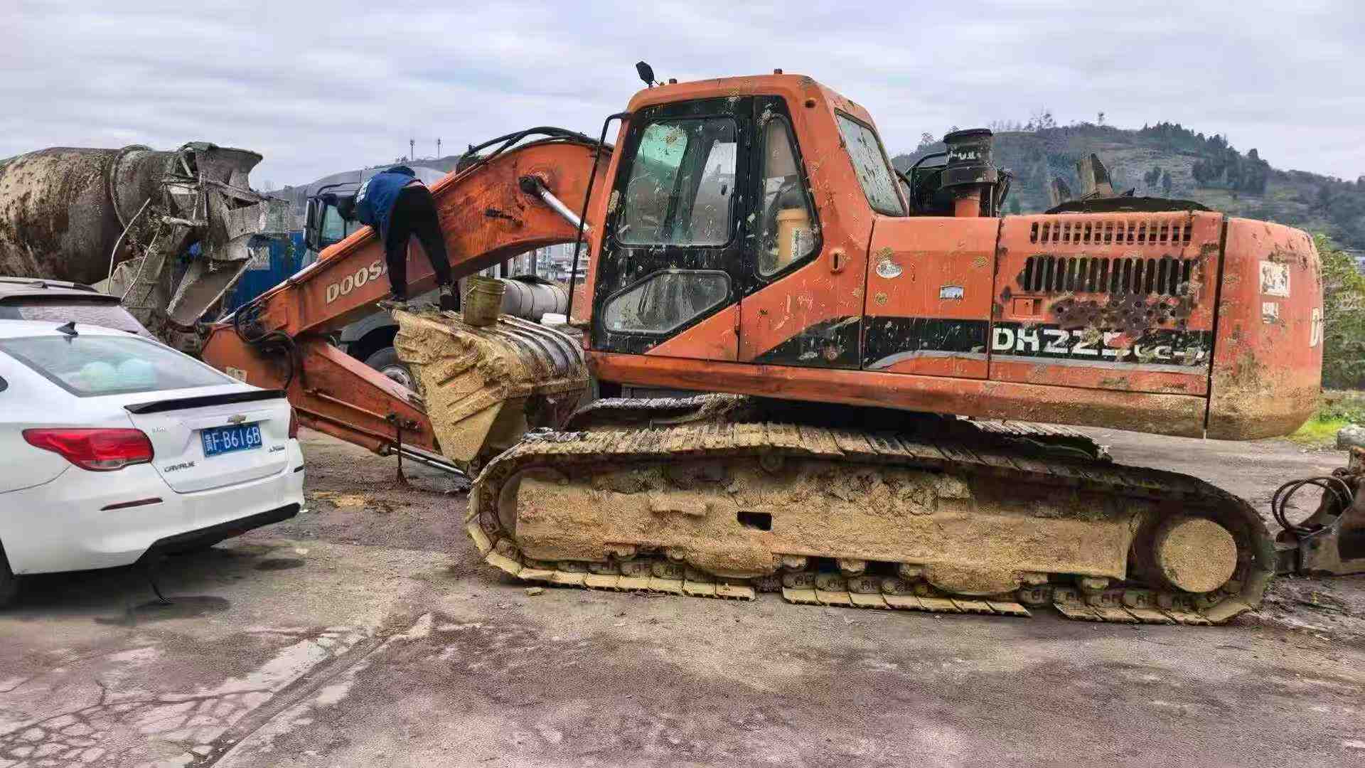 Used Doosan DH220 Excavator 2016 Model / 3
