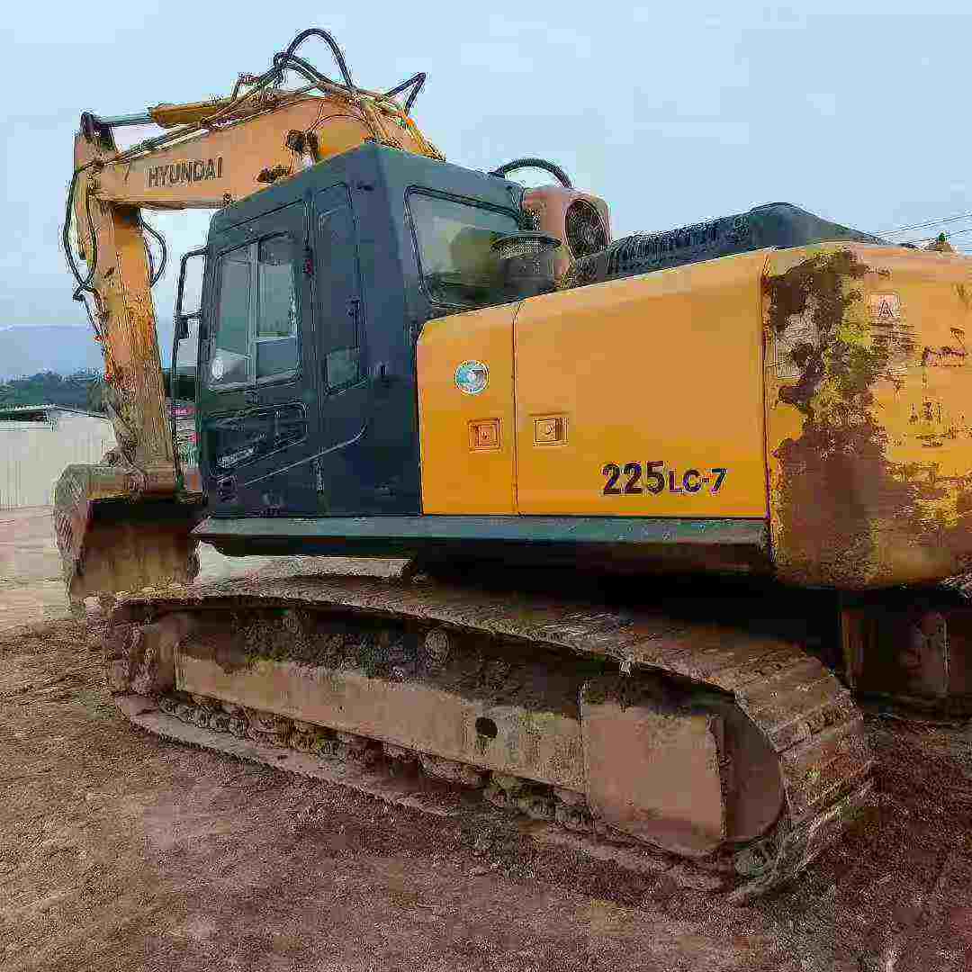 Used Hyundai R225-7 Excavator 2014 Model / 3
