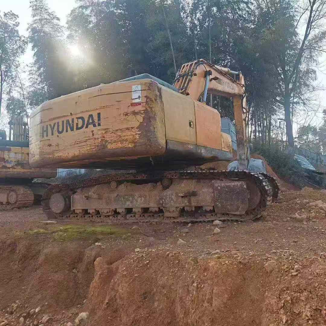 Used Hyundai R225-7 Excavator 2016 Model / 7