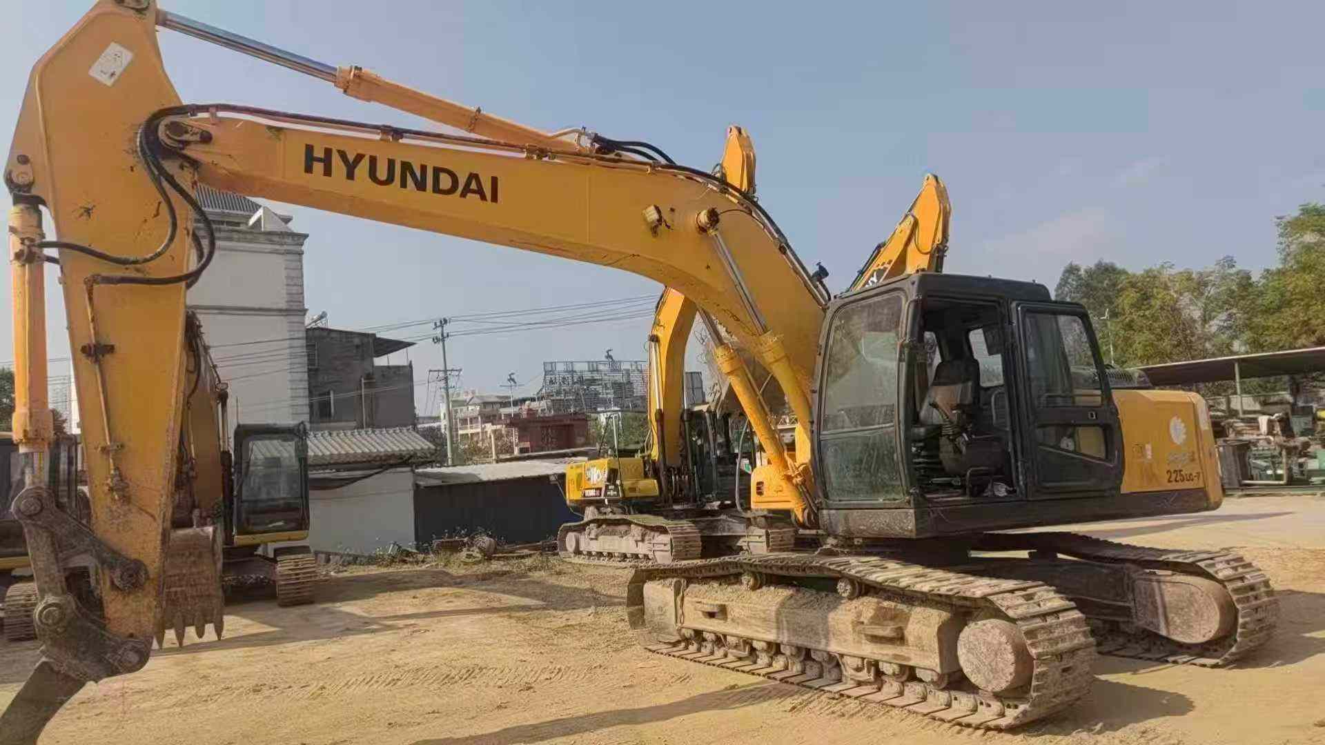 Used Hyundai R225-7 Excavator 2014 Model / 3