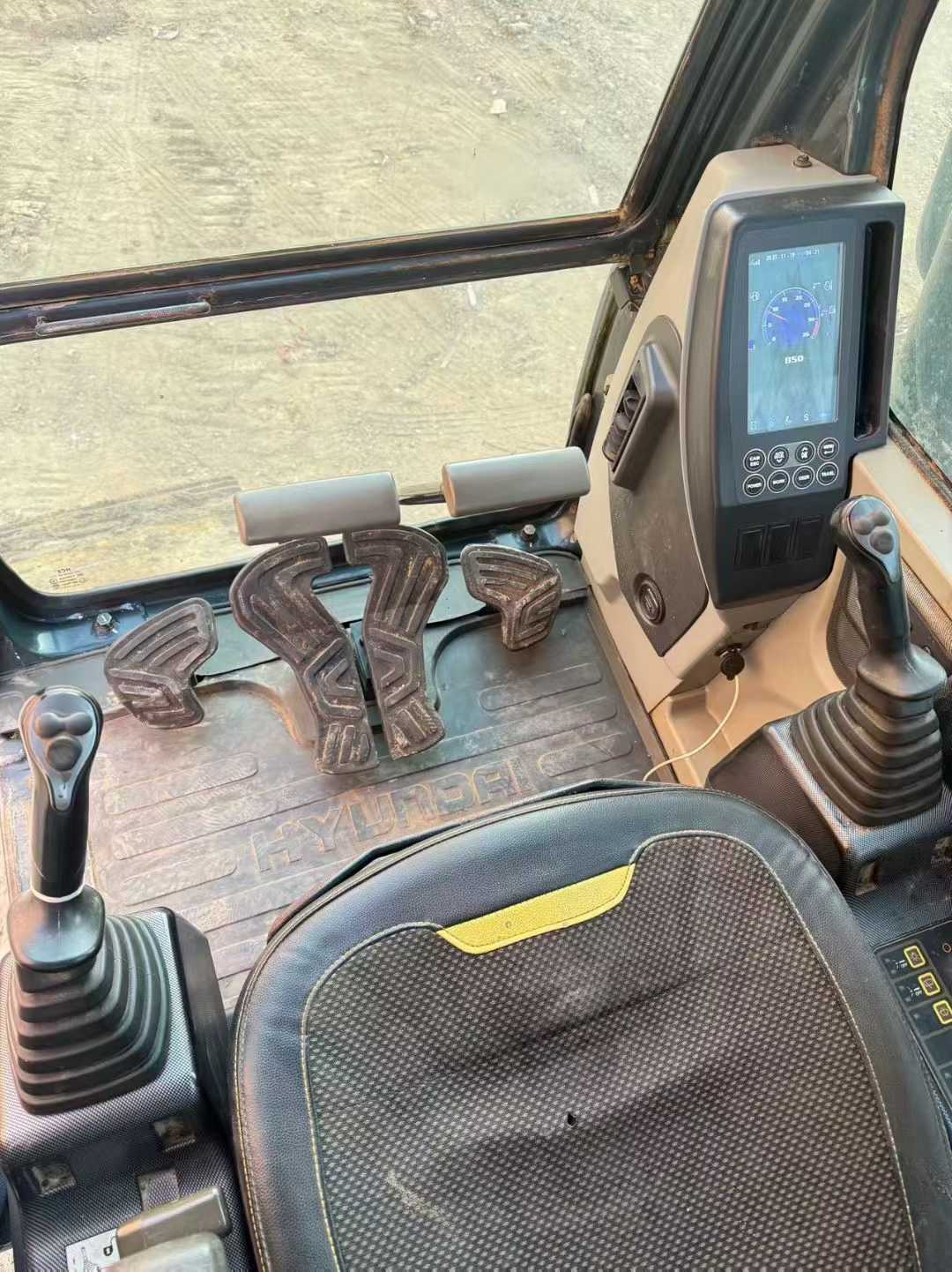 Used Hyundai R205VS Excavator 2016 Model / 4