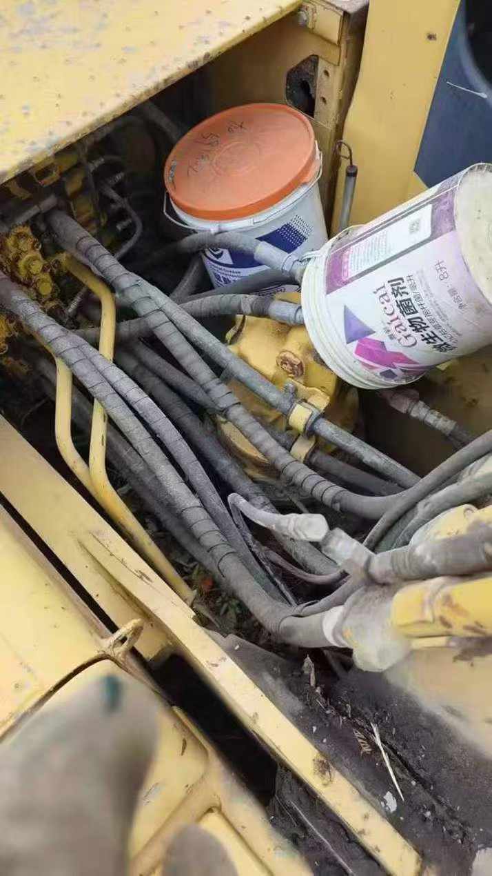 Used Komatsu PC220-8 Excavator 2010 Model / 3