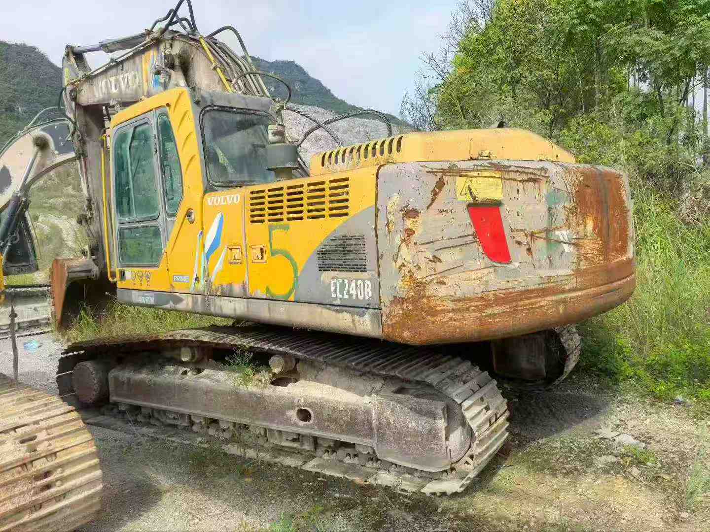 Used Volvo EC240 Excavator 2016 Model / 3