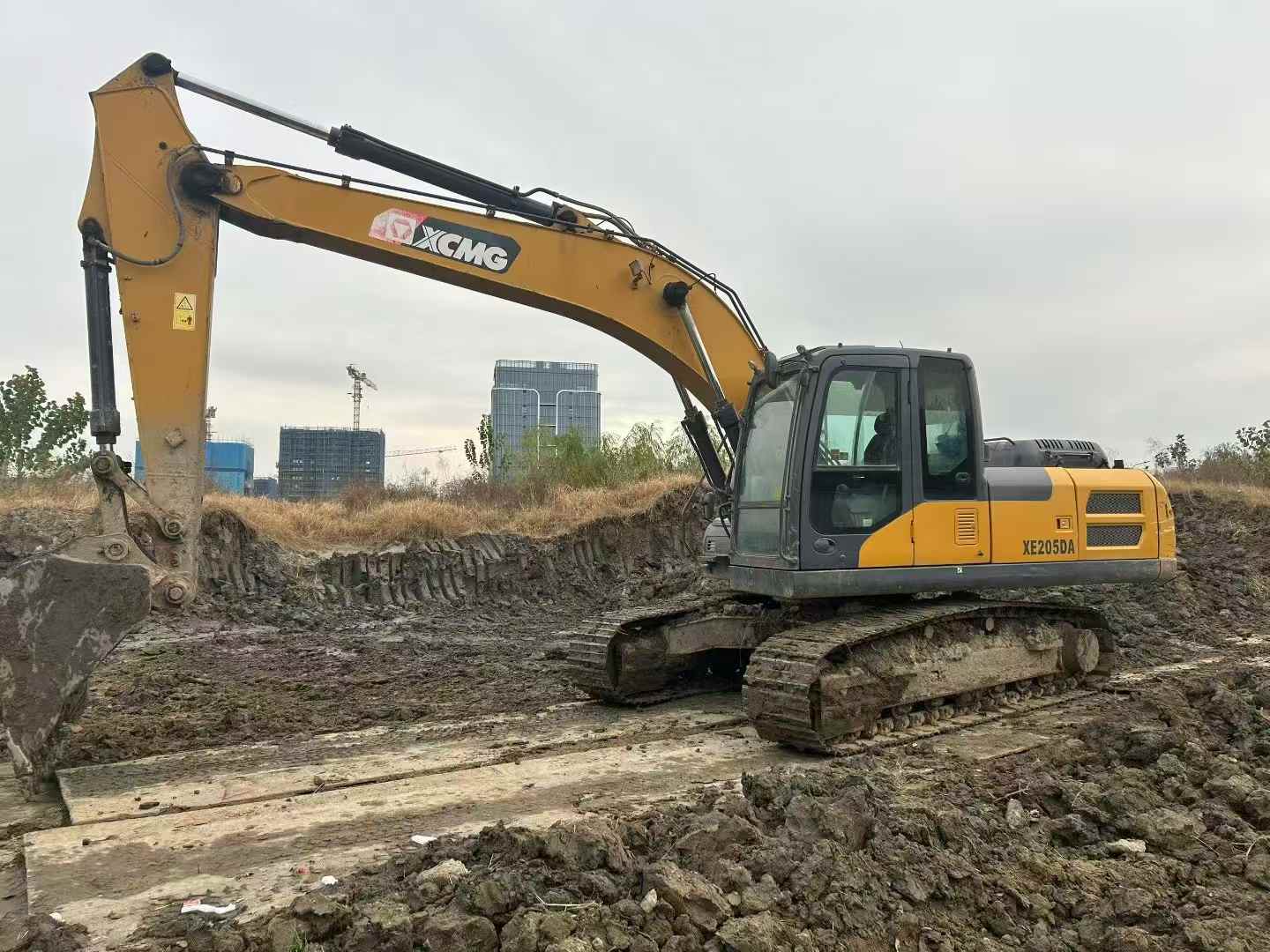 Used XCMG XE205GH Excavator 2021 Model / 3