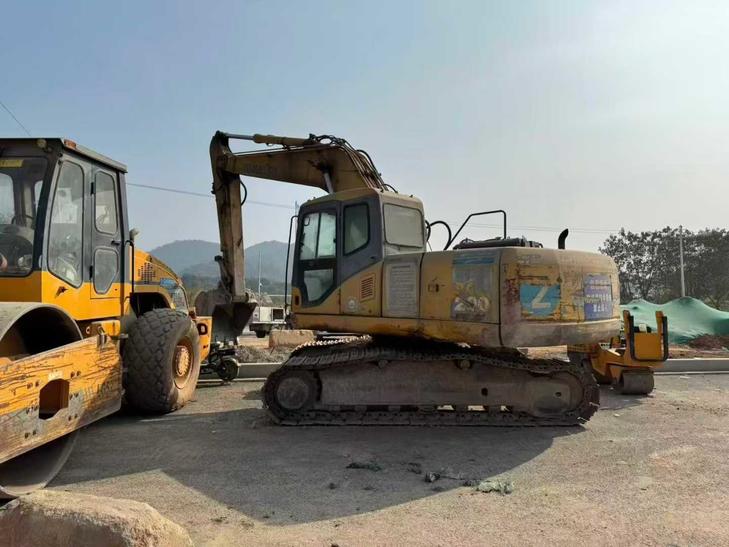 Buy Komatsu PW200-7 Used Excavator / 1