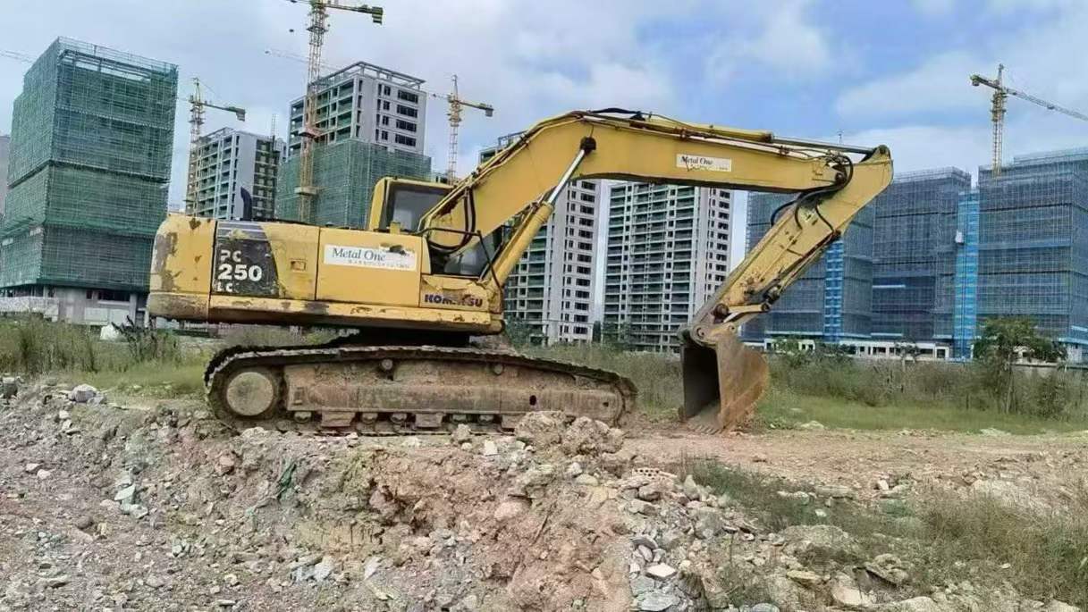 Used Komatsu PC220LC-8 Excavator 2016 Model / 4