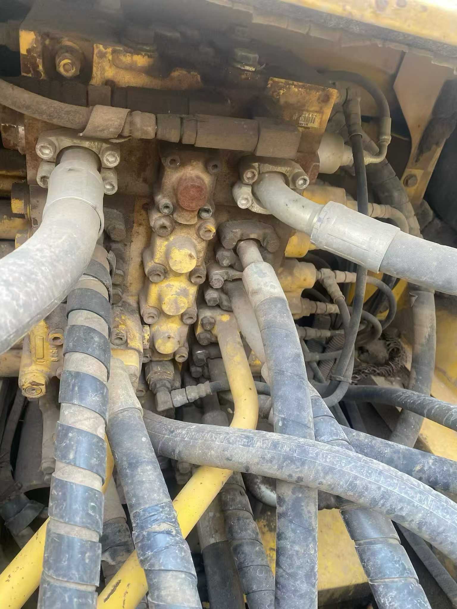 Used Komatsu PC220-8 Excavator 2010 Model / 5